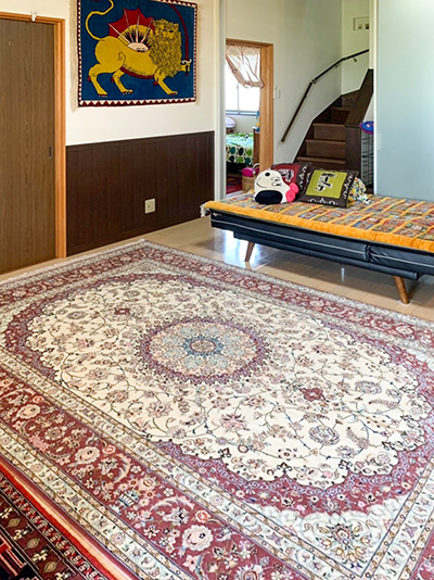 日本のご家庭にペルシャ絨毯 リビング